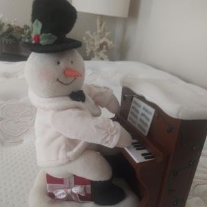 Piano playing snowman